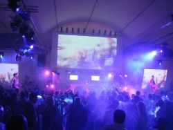 multiple screens for dance experience